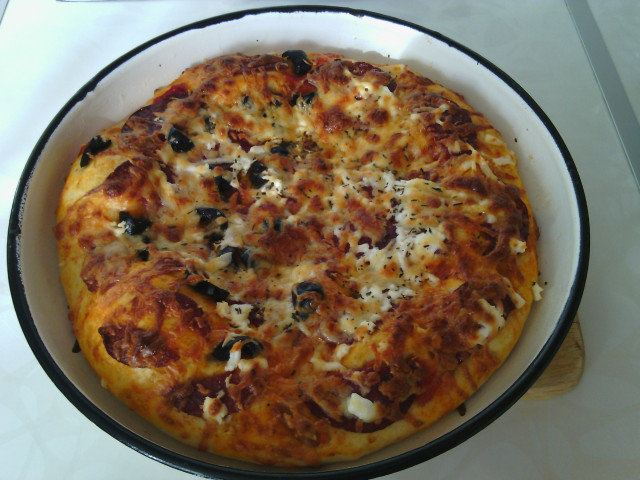 Пица с маслини, сирена и луканков салам