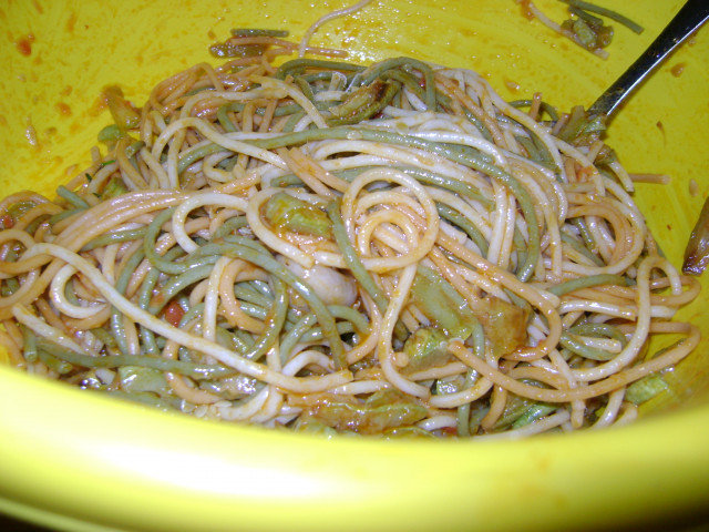 Пълнозърнести спагети с гъби и тиквички за вечеря
