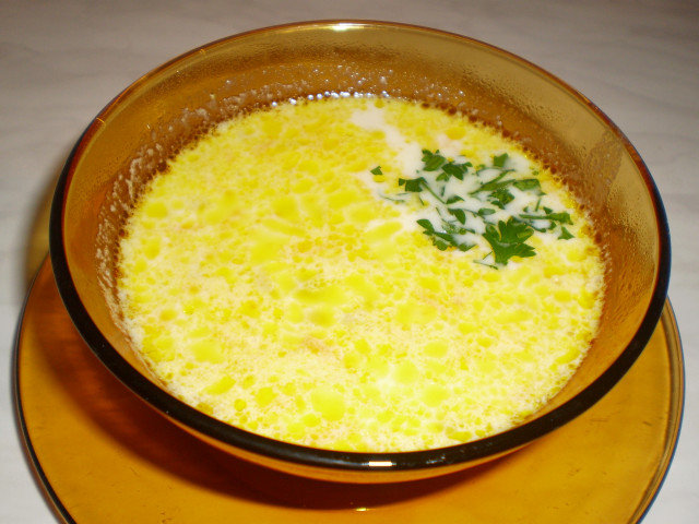 Млечна супа с лук и картофи