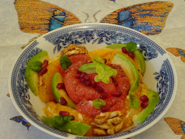 Диетична салата с грейпфурт, авокадо, нар и ядки