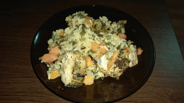 Хек на фурна с ориз, зелен лук и моркови