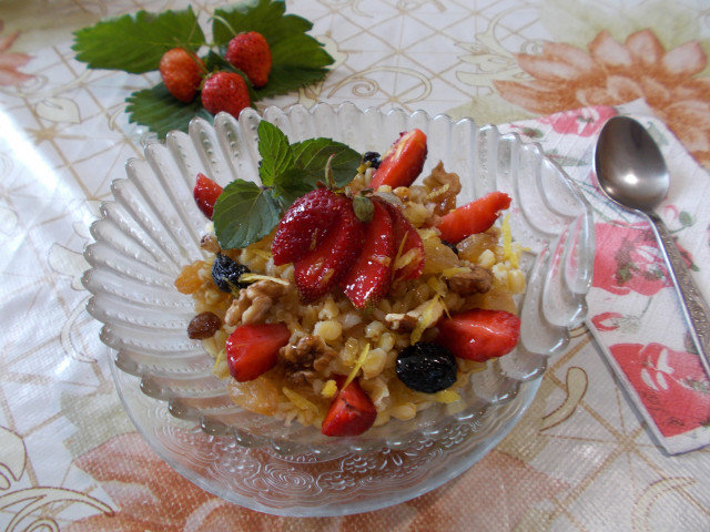 Житен десерт с ягоди и мед