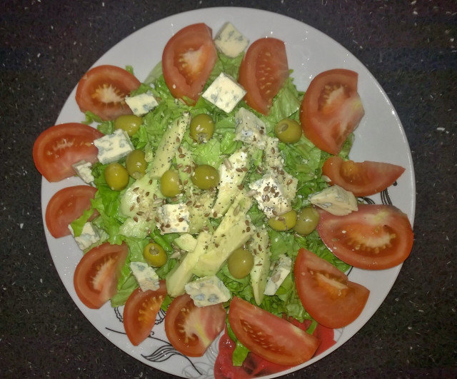 Зелена салата със синьо сирене, авокадо и маслини