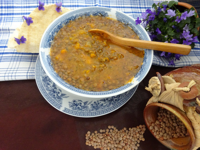 Супа от леща по марокански с парченца тиква