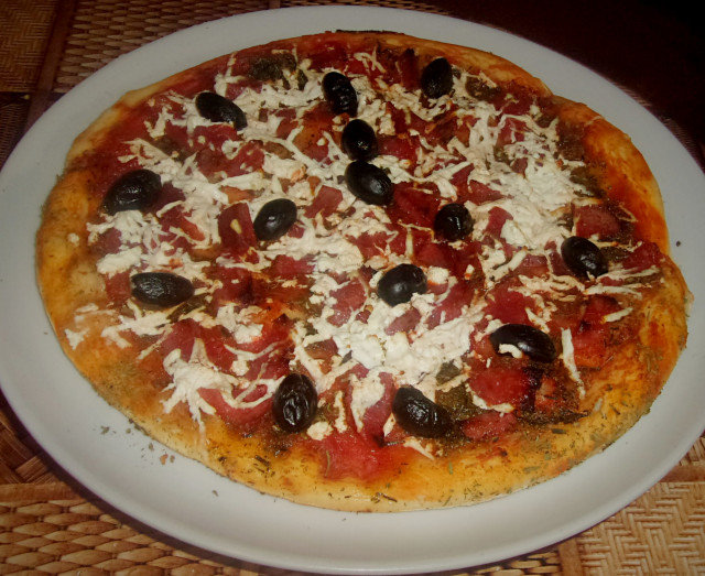 Домашна пица със сирене и маслини