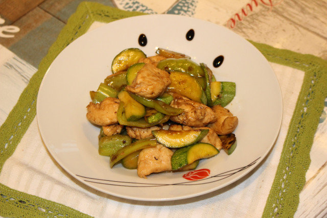 Бързо пиле по китайски със зелени чушки и тиквички
