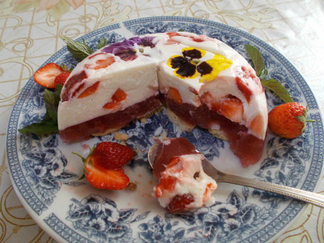 Желиран ягодов десерт с теменужки