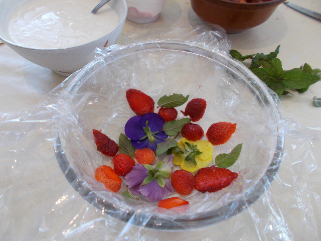 Желиран ягодов десерт с теменужки