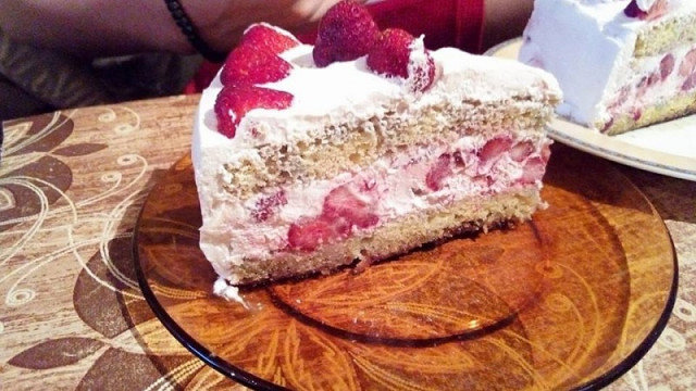 Бърза торта с много ягоди