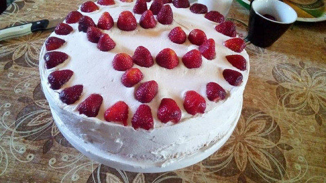 Бърза торта с много ягоди
