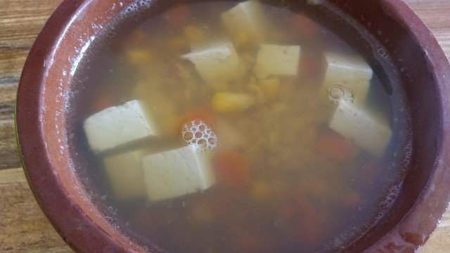 Супа с червена леща и соев сос