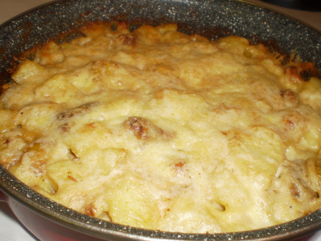 Запеканка със свинско и пресни картофи