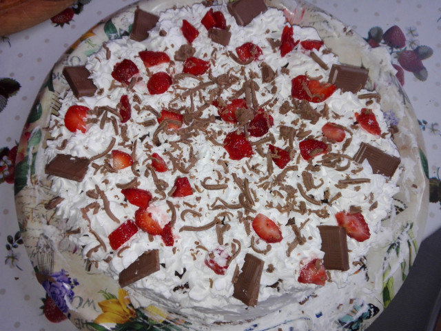 Домашна торта с какаови блатове и ягоди