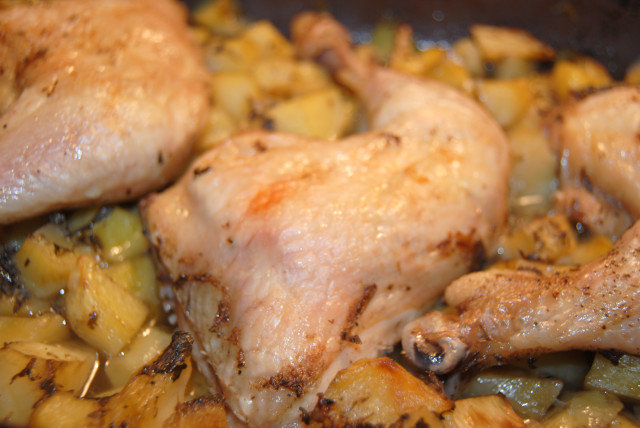Пресни картофи по гръцки с пилешко месо