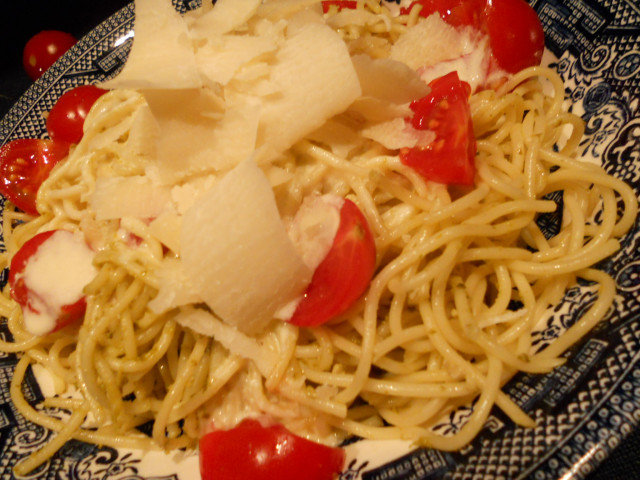 Спагети с песто и домати