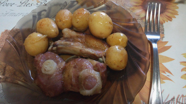 Пържолки с пресни картофки и лук