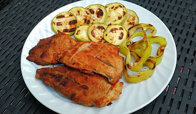 Свински мариновани пържолки със зеленчуци на плоча