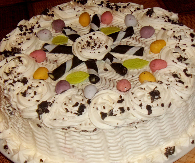 Сметанова торта със сладко от боровинки