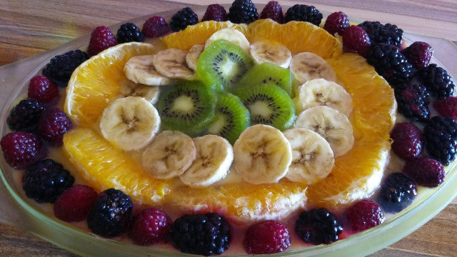 Веган бисквитена торта с желирани плодове