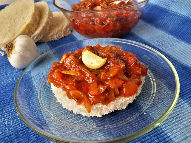 Пържени домати с лук, чесън, моркови и подправки