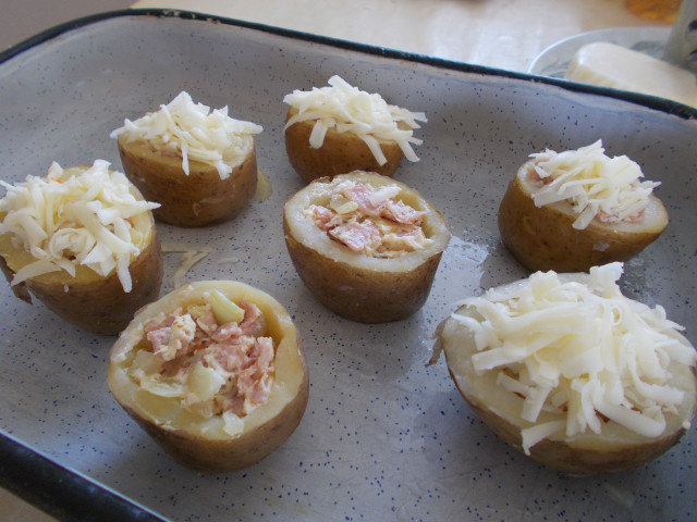 Картофени чашки с бекон и топено сирене на фурна