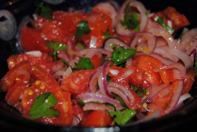 Селска салата с лук и домати