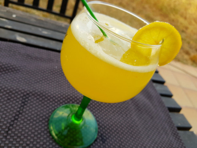 Домашна лимонада с праскова