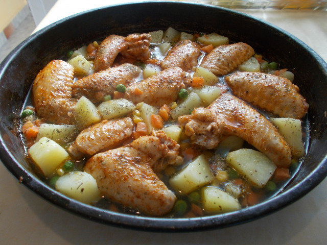 Пилешки крилца с картофи и зеленчуци