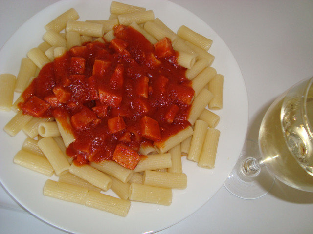 Макарони с бекон и доматен сос