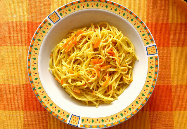 Спагети с куркума, босилек и моркови