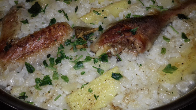 Кокошка с ориз и картофи на фурна