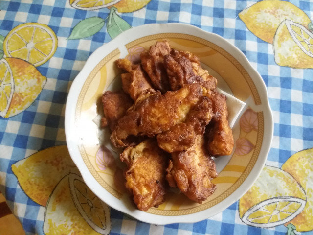 Панирано пилешко филе с чесън