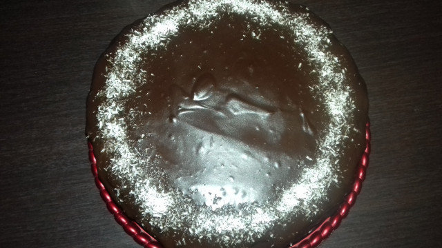Карамелено шоколадова торта с кокосов крем