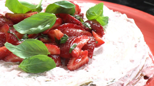 Палачинкова торта с ягоди и сметана