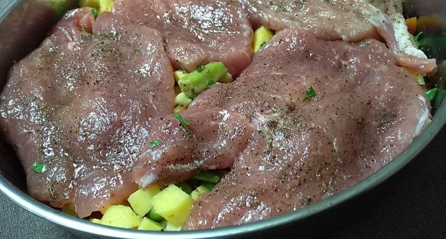 Свински пържоли с микс зеленчуци на фурна