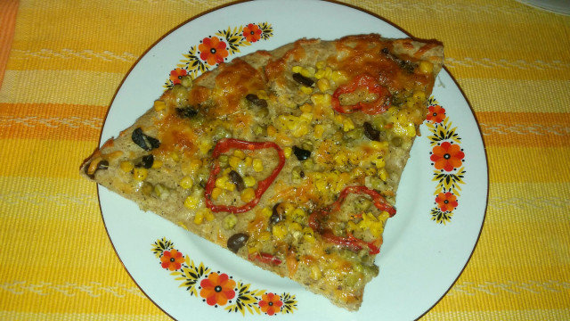 Пълнозърнеста пица с грах и царевица