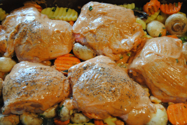 Пилешки бутчета с пъстри зеленчуци на фурна