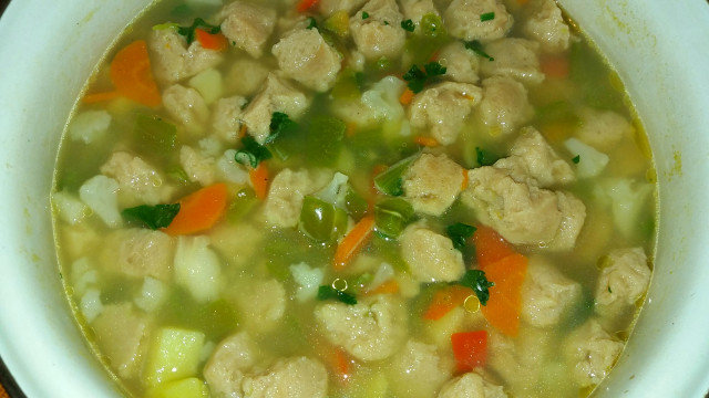 Зеленчукова супа с карфиол и соеви хапки