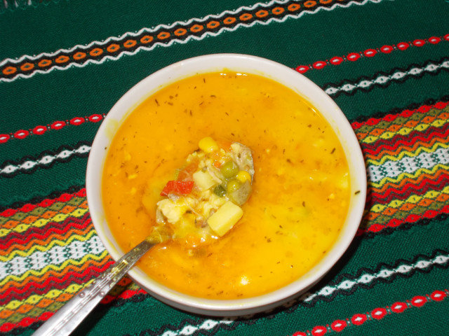 Пилешка супа с царевица и грах