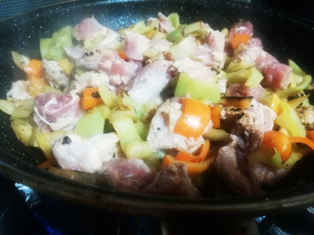 Свинско със зеленчуци и пикантен сос