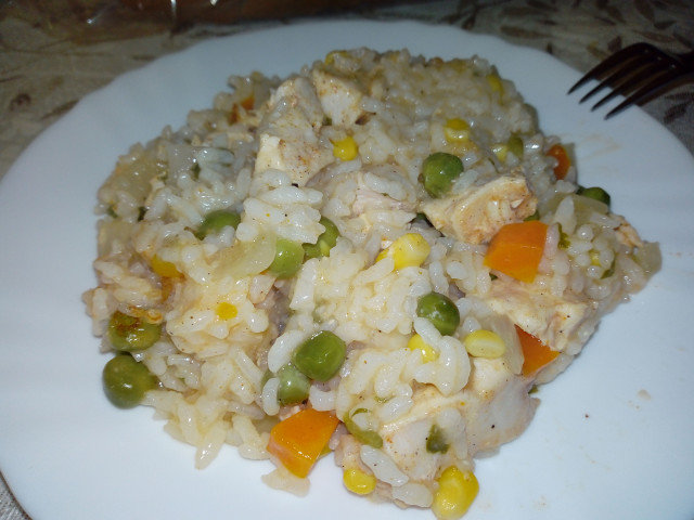 Ориз в мултикукър с пиле и зеленчуци