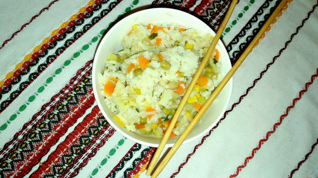 Шарен ориз със зеленчуци на фурна