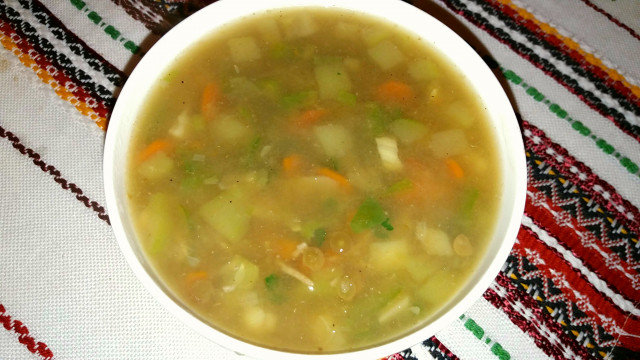 Супа с кафява леща, пълнозърнесто фиде и зеленчуци