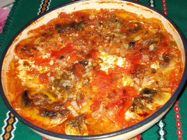 Селска печена гозба със сирене и домати