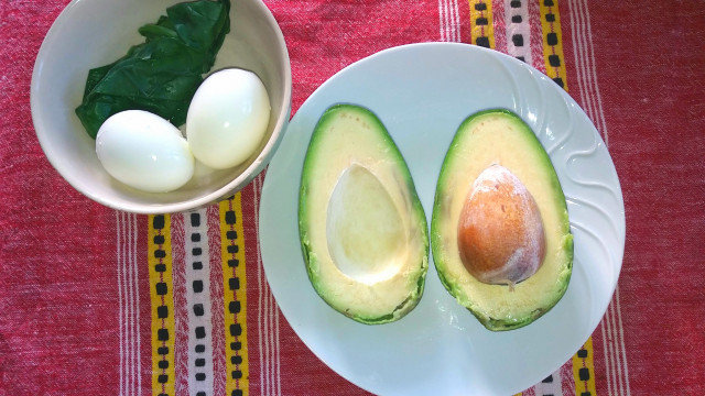 Гуакамоле с яйца и спанак