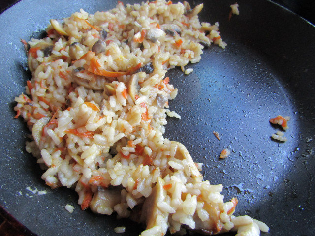 Постен ориз на тиган с моркови и гъби