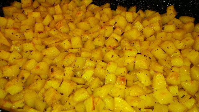 Златни картофи с куркума и естрагон на фурна