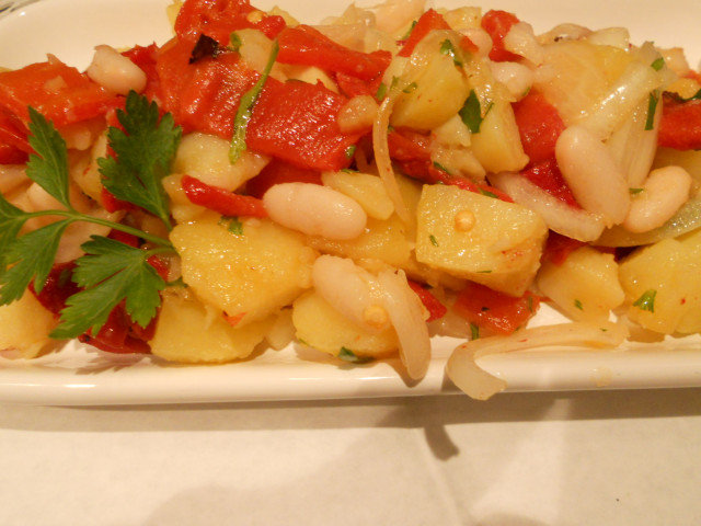 Зимна картофена салата с печени чушки и боб