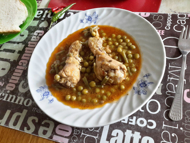 Пилешко с грах и зелен фасул