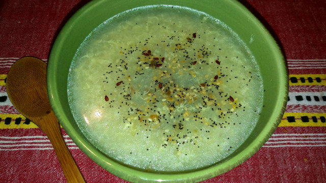 Яйчена супа с киноа и ечемик